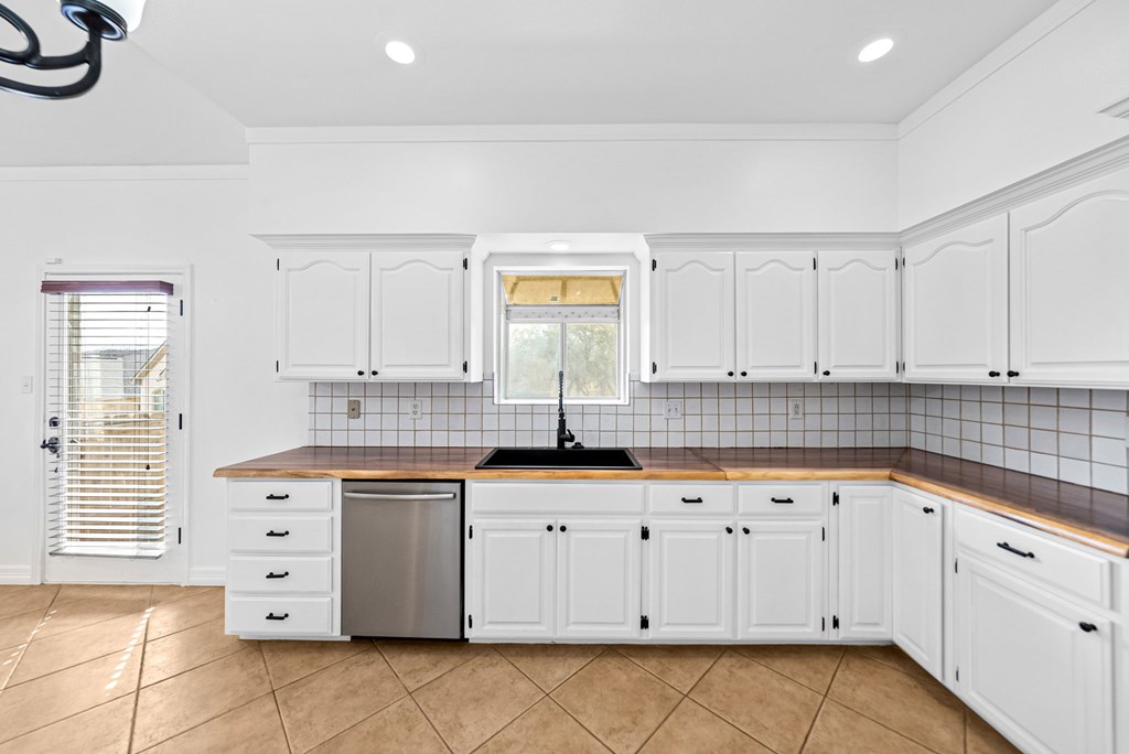 144 St Andrews Loop Kerrville, TX 78028 - Photo 11 of 64