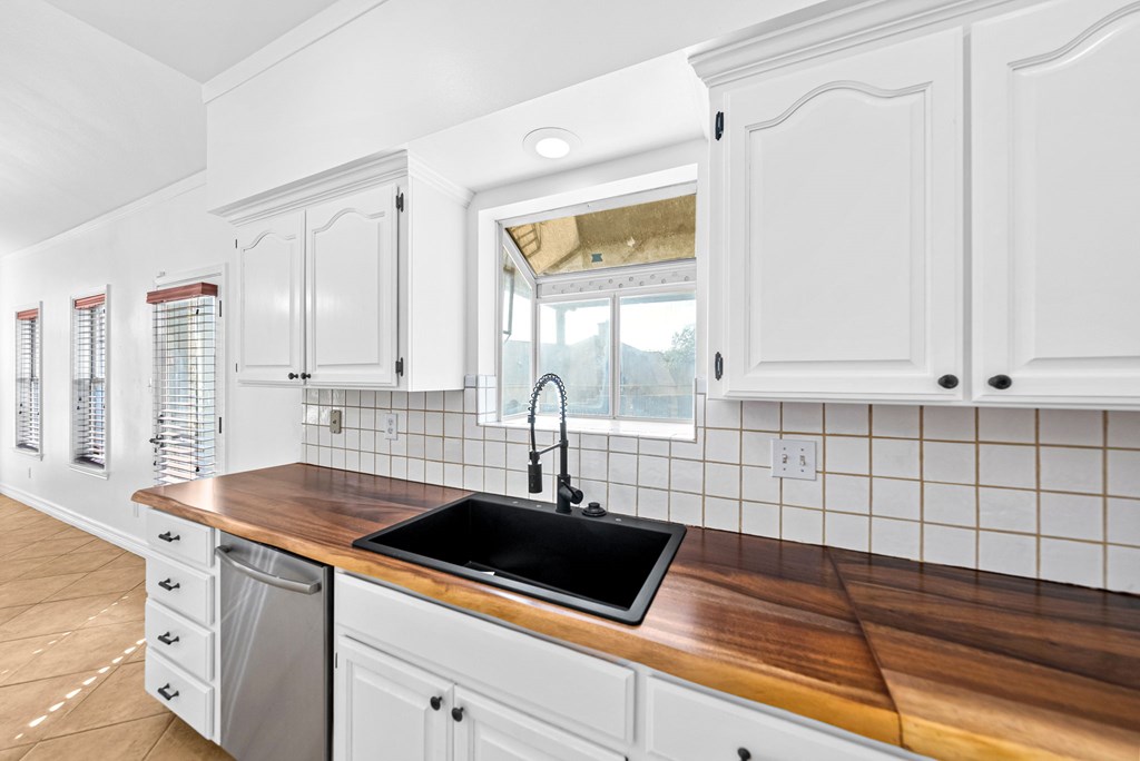 144 St Andrews Loop Kerrville, TX 78028 - Photo 12 of 64