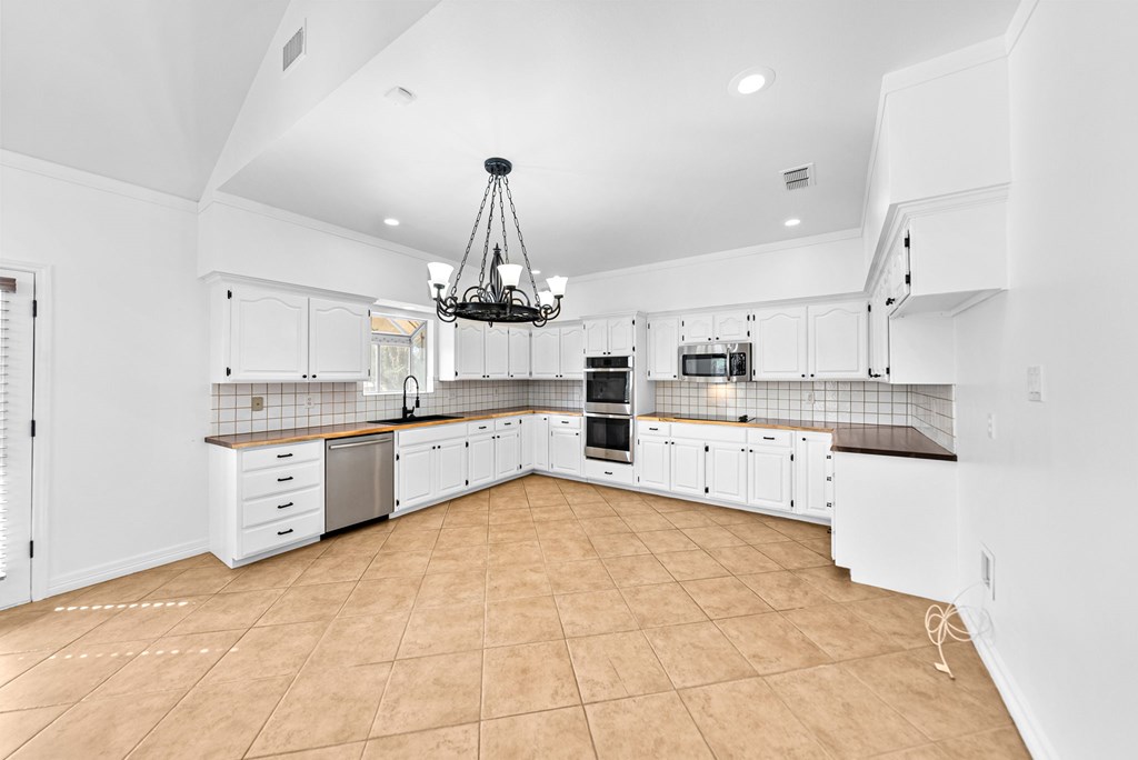 144 St Andrews Loop Kerrville, TX 78028 - Photo 9 of 64