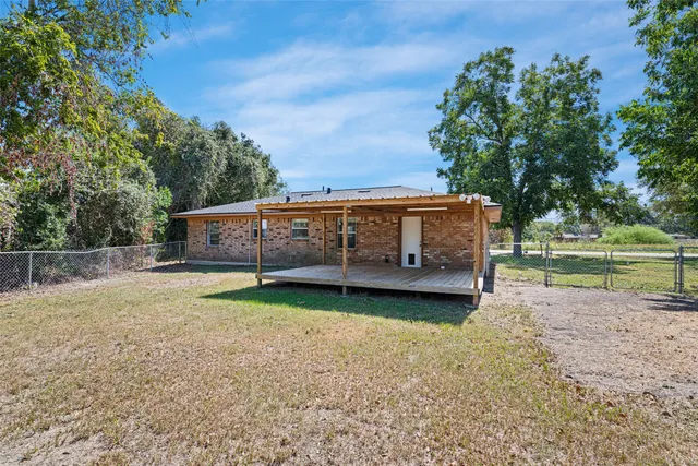a view of a house with backyard