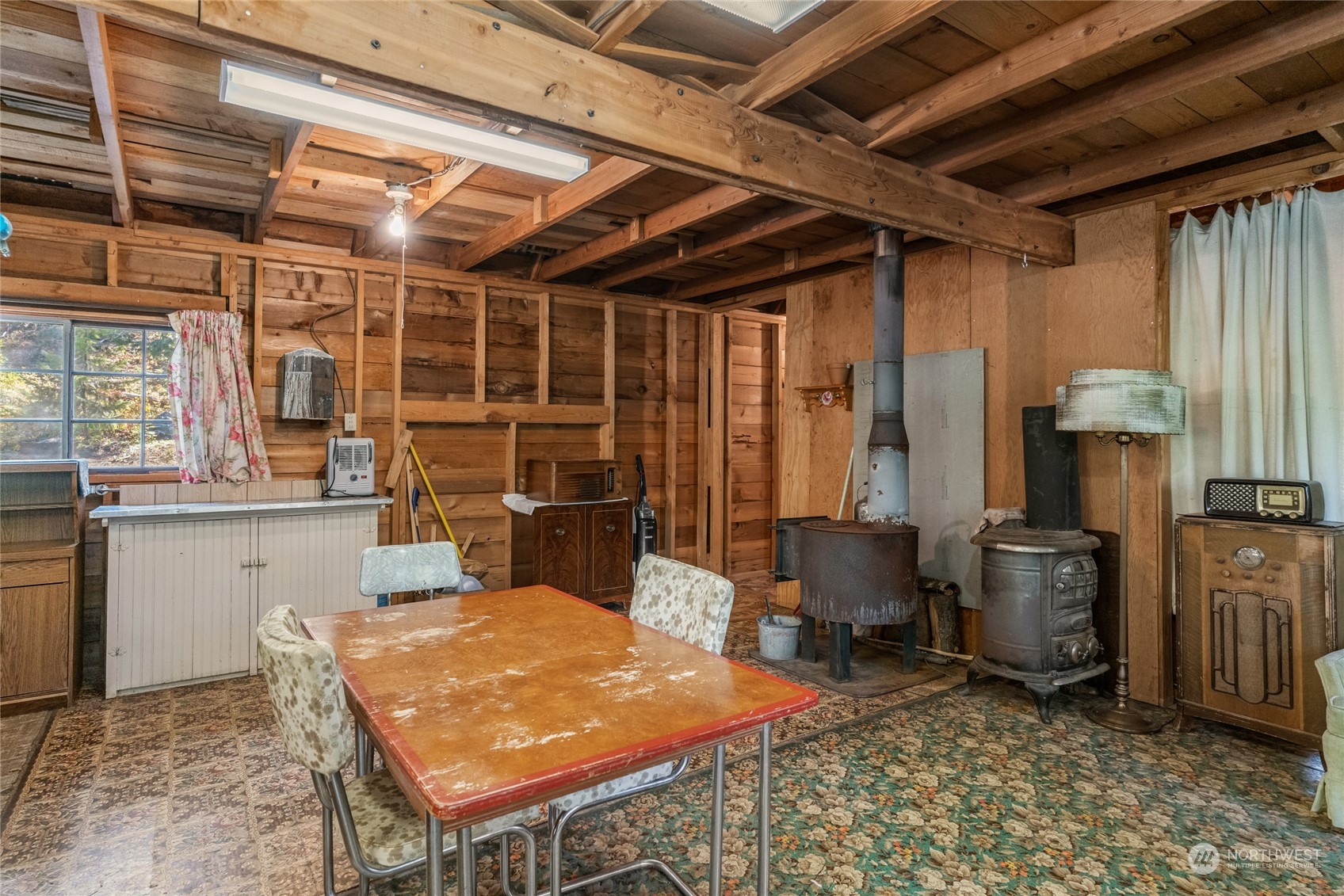 15231 Cedar Brae Road Leavenworth, WA 98826 - Photo 11 of 24 a room with musical instruments