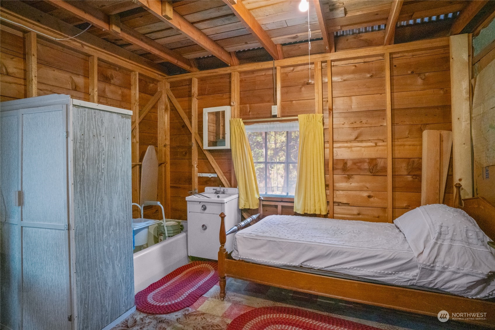 15231 Cedar Brae Road Leavenworth, WA 98826 - Photo 15 of 24 a bedroom with a bed and a window