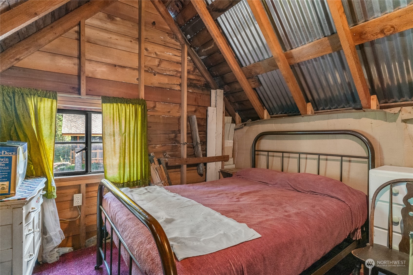 15231 Cedar Brae Road Leavenworth, WA 98826 - Photo 18 of 24 a bed sitting in a bedroom next to a window