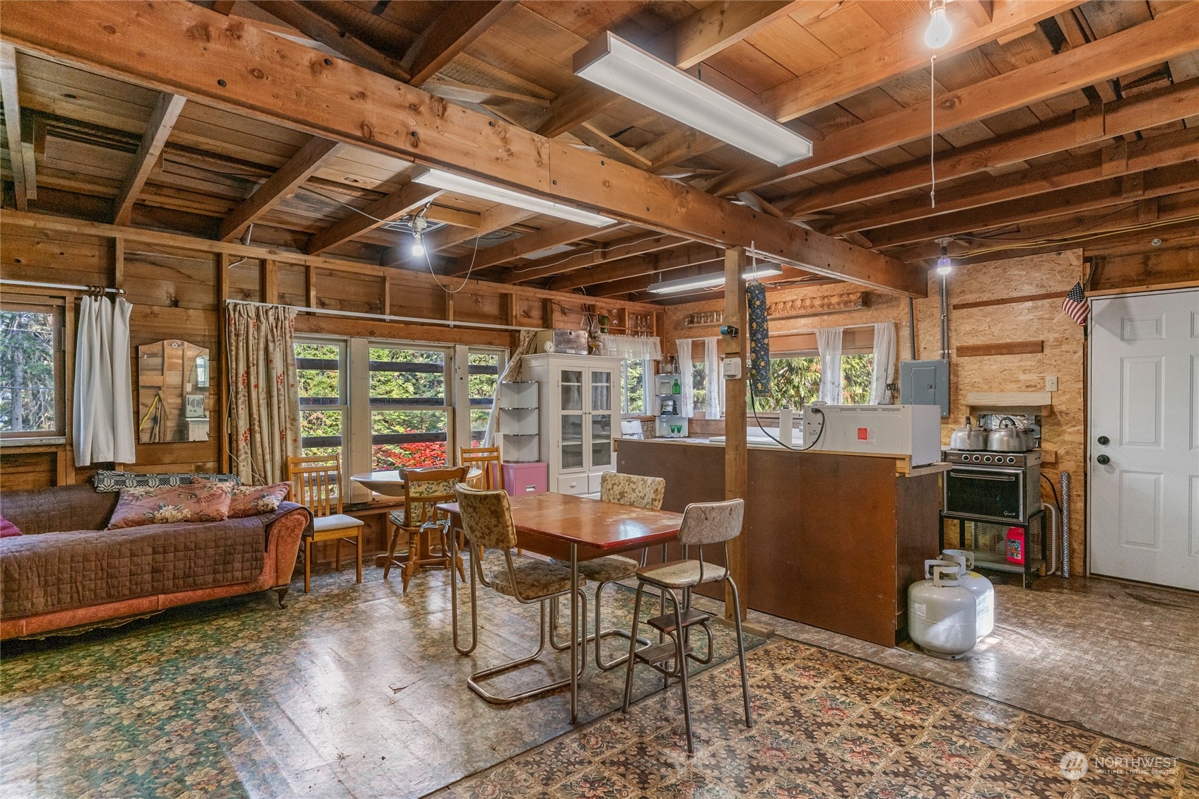 15231 Cedar Brae Road Leavenworth, WA 98826 - Photo 4 of 24 a view of a livingroom with furniture window and outside view