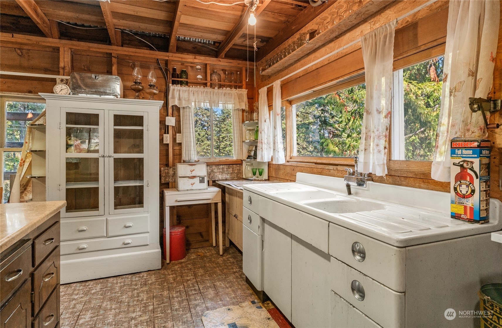 15231 Cedar Brae Road Leavenworth, WA 98826 - Photo 5 of 24 a kitchen that has a sink and a stove