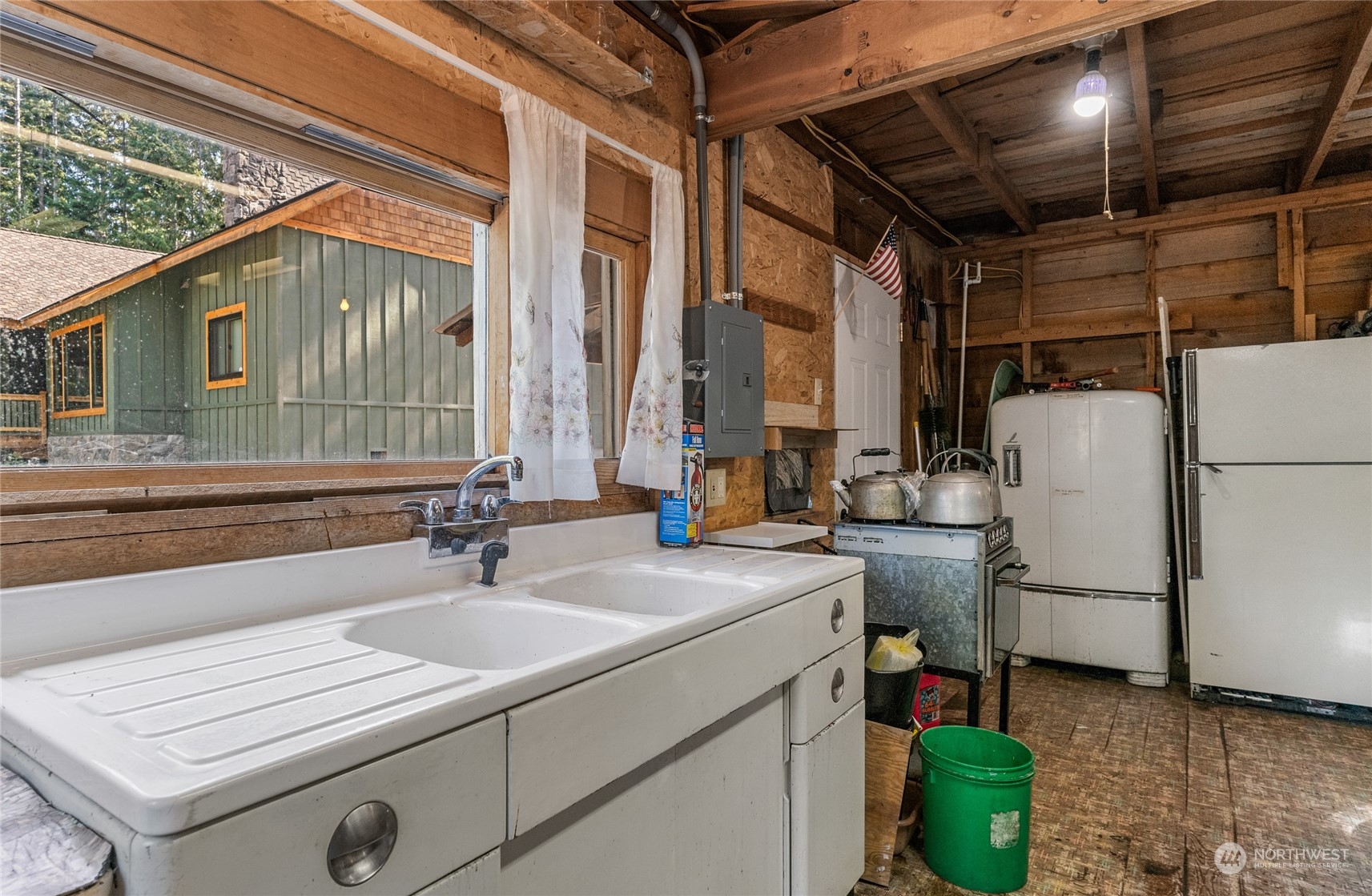 15231 Cedar Brae Road Leavenworth, WA 98826 - Photo 7 of 24 a bathroom with a sink and a mirror