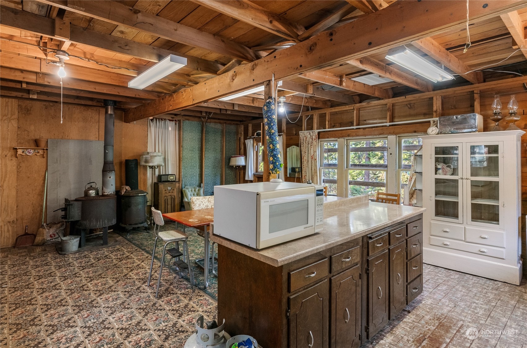 15231 Cedar Brae Road Leavenworth, WA 98826 - Photo 8 of 24 a kitchen with a stove and a sink