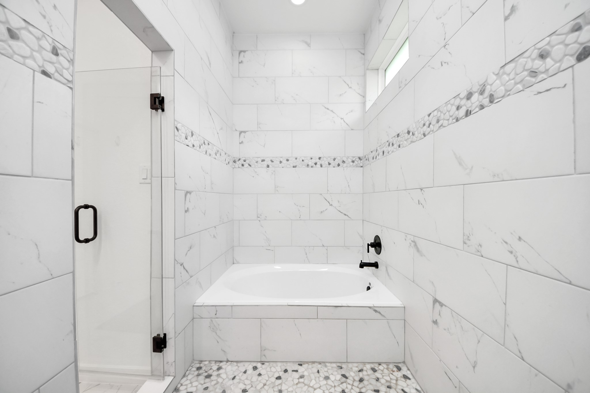111 Alder Loop Anahuac, TX 77514 - Photo 36 of 50 Hollywood Bath in Primary