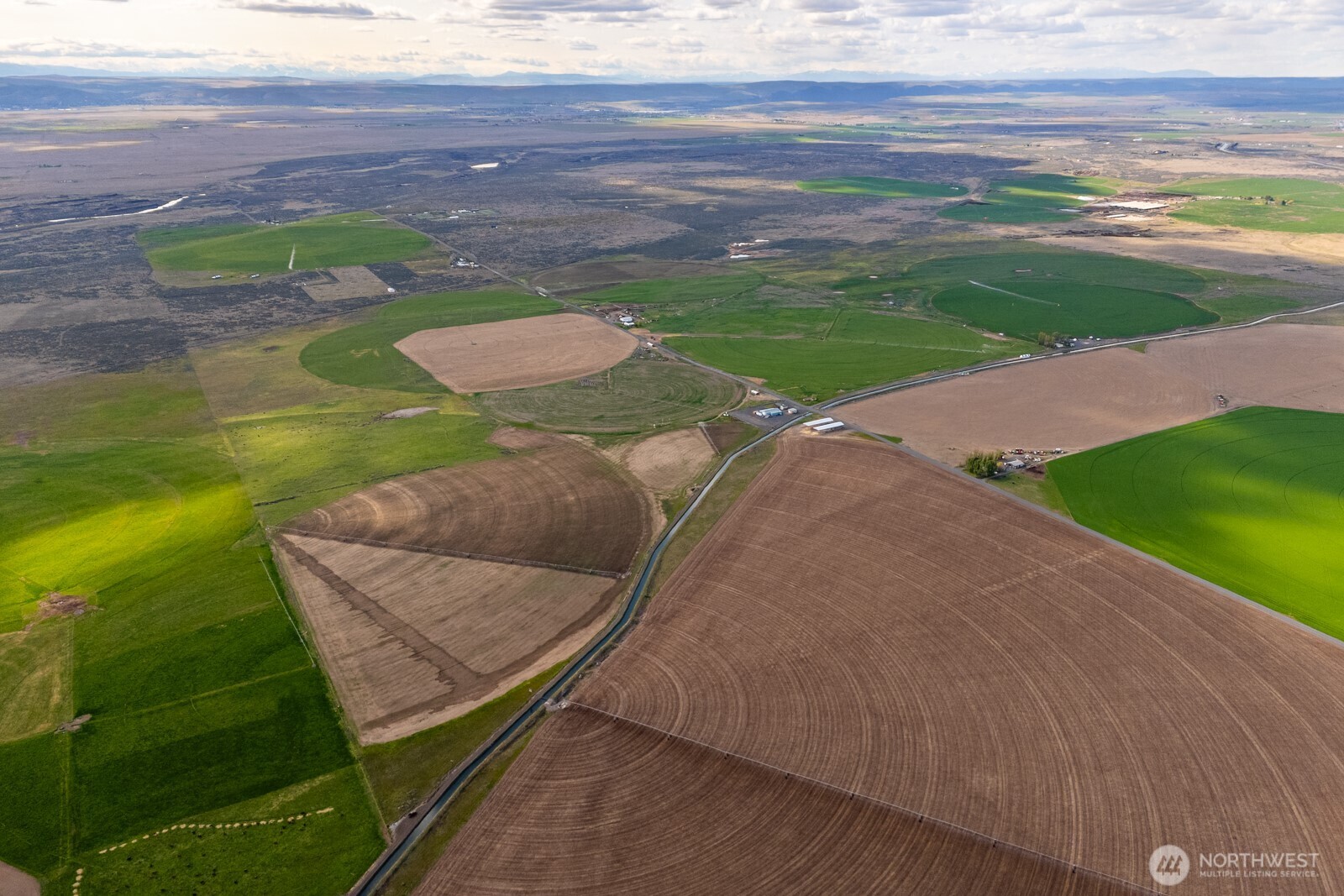 10701 12 Road Northeast Moses Lake, WA 98837 - Photo 21 of 33 a backyard of a house