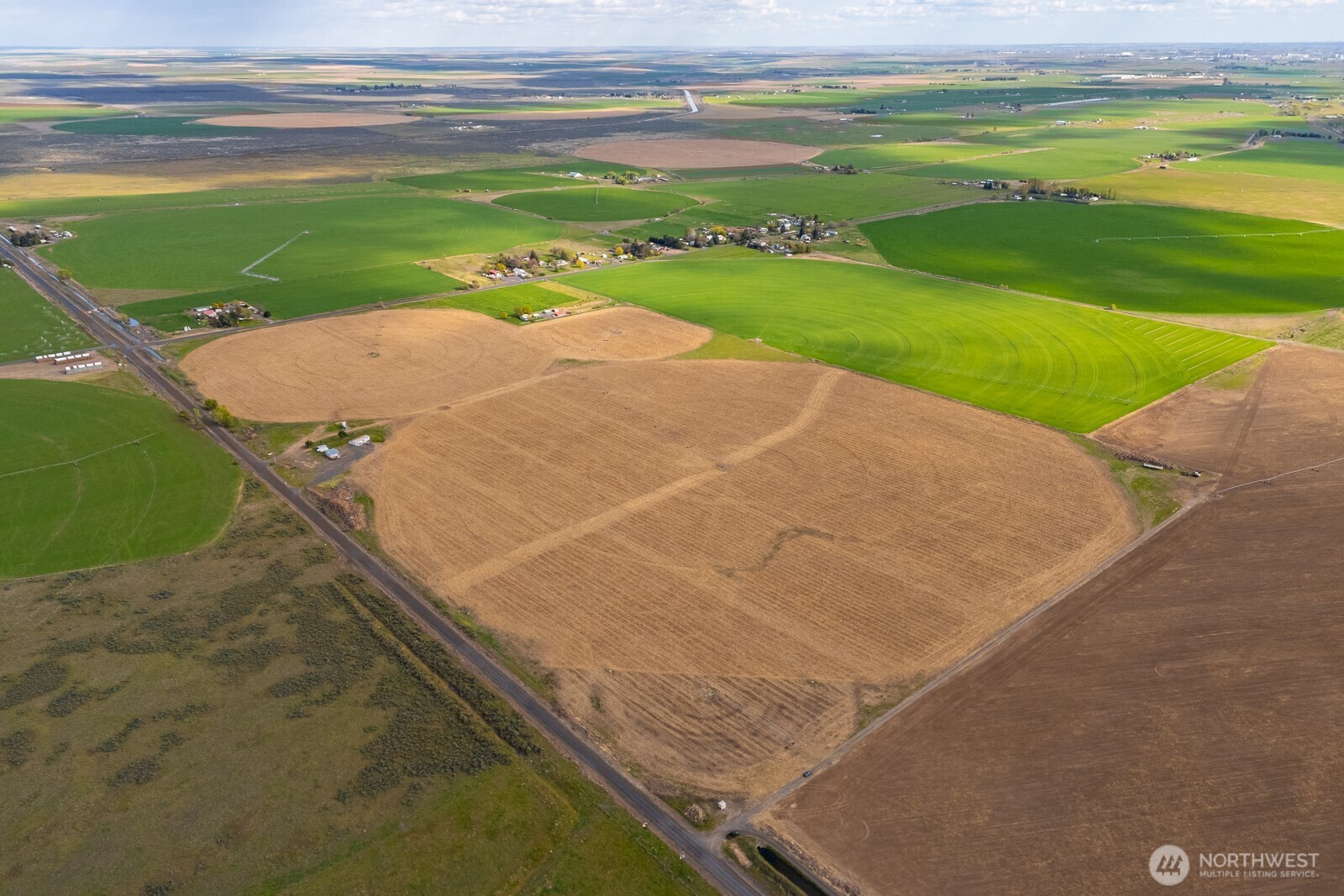10701 12 Road Northeast Moses Lake, WA 98837 - Photo 30 of 33 a view of a tennis court