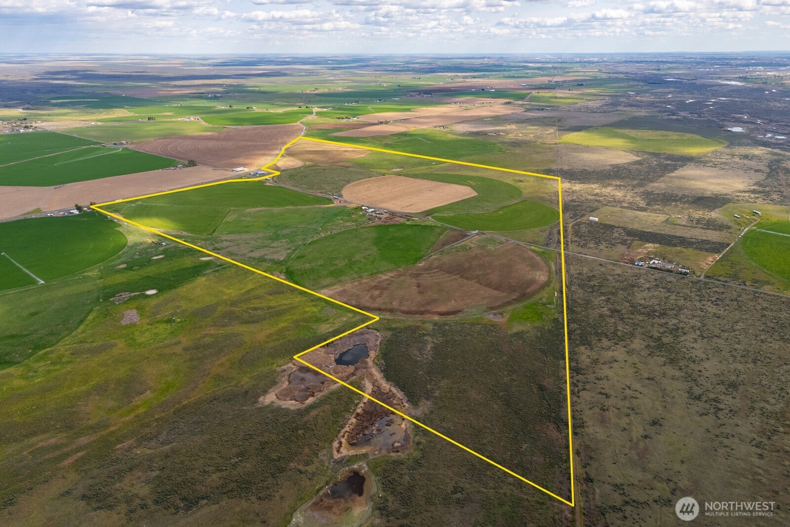 10701 12 Road Northeast Moses Lake, WA 98837 - Photo 6 of 33 a view of an empty room