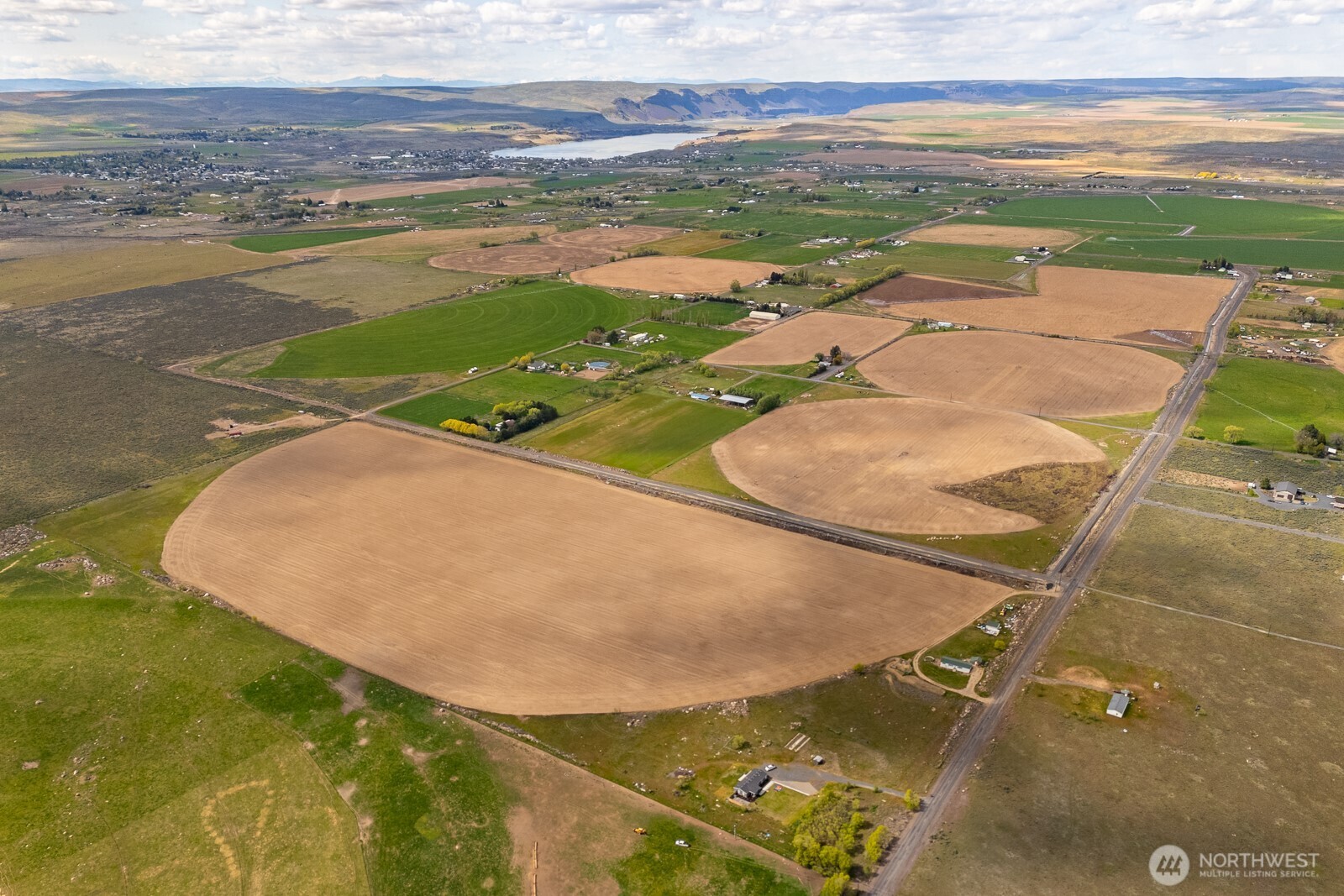 10701 12 Road Northeast Moses Lake, WA 98837 - Photo 7 of 33 a view of a swimming pool with an ocean view