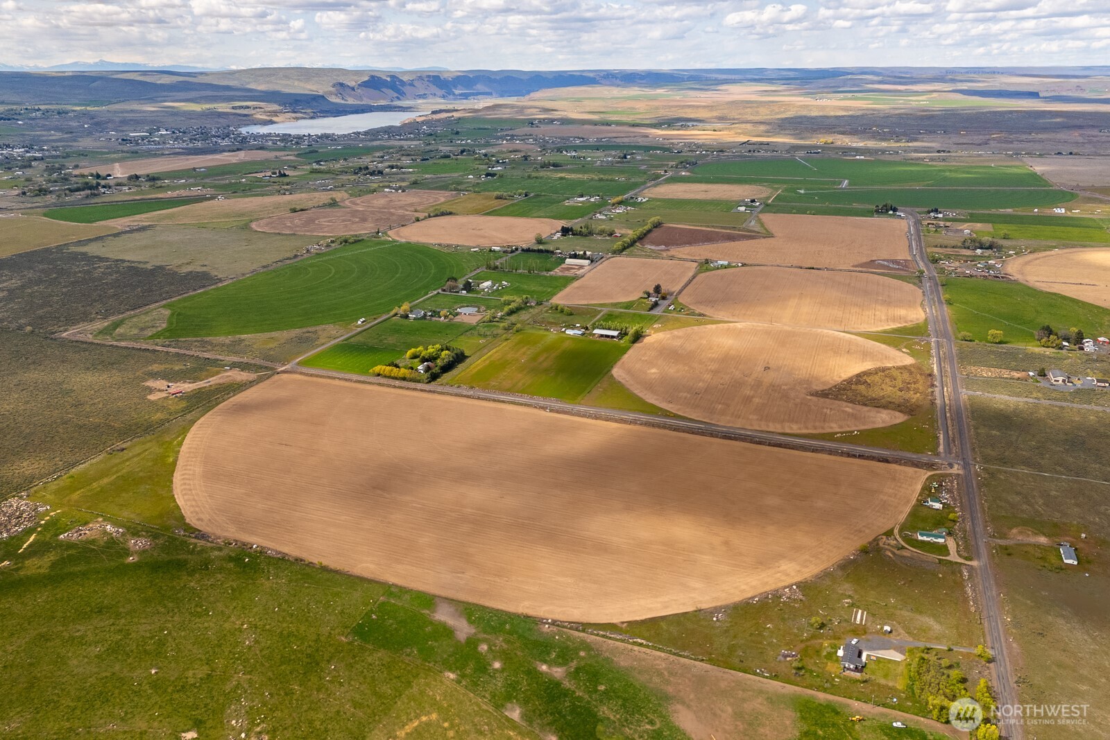 10701 12 Road Northeast Moses Lake, WA 98837 - Photo 8 of 33 a view of a swimming pool with a yard
