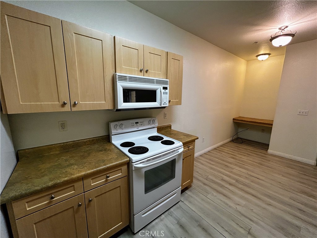 24909 Madison, Unit 111 Murrieta, CA 92562 - Photo 7 of 25 a kitchen with a stove and a microwave
