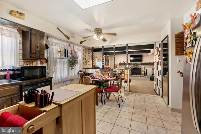 a view of a yard with a house