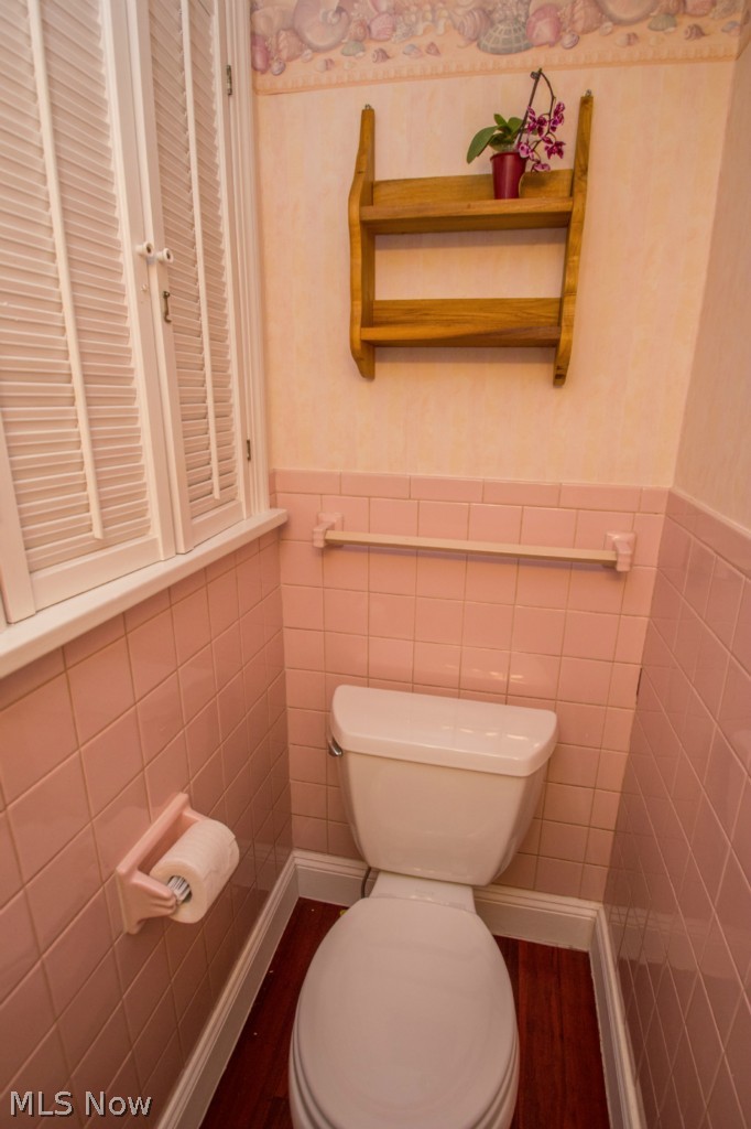 3570 Woodridge Road Cleveland Heights, OH 44121 - Photo 9 of 24 Downstairs half bath off kitchen and living room.