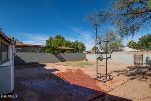 a table and chairs sitting in the middle of a yard