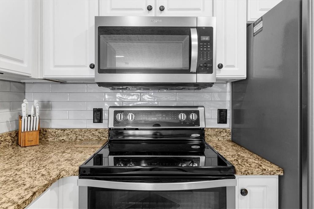 820 Camelon Court Alpharetta, GA 30004 - Photo 12 of 33 a stove top oven sitting inside of a kitchen