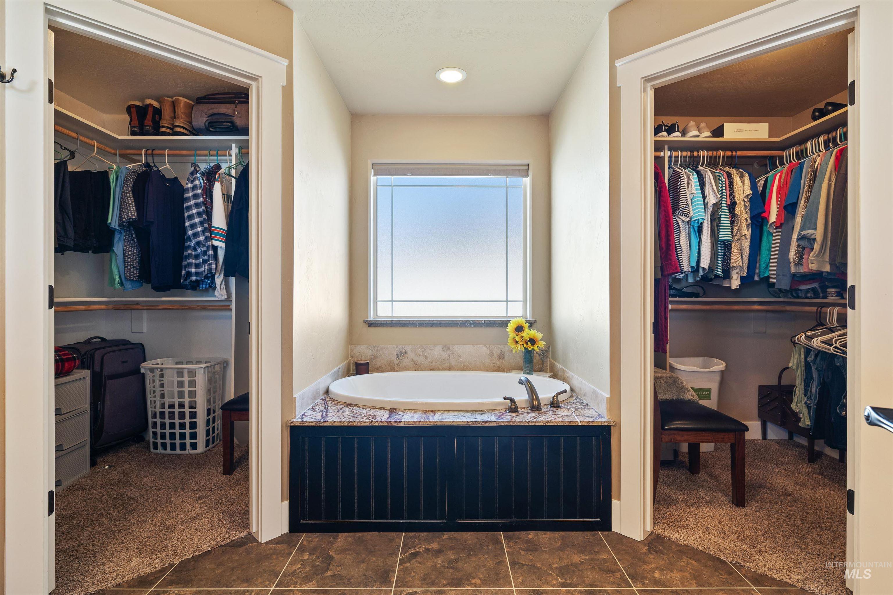 330 Arrowhead Path Twin Falls, ID 83301 - Photo 12 of 37 Full bath featuring a walk in closet, dark carpet, and a garden tub