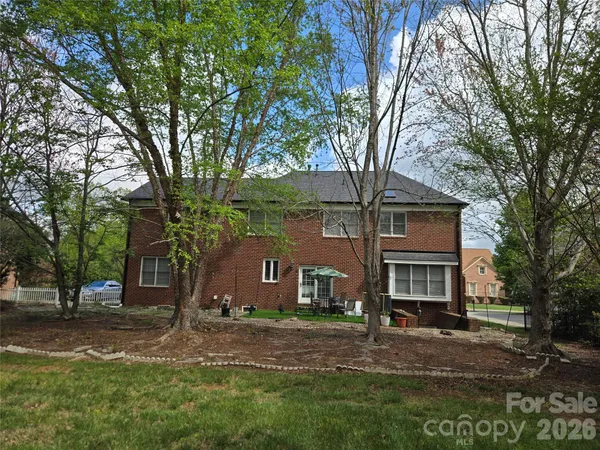 a view of house with a yard