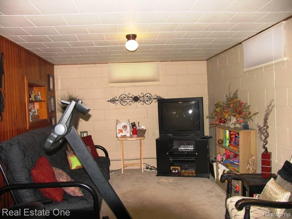 234 Chippewa Road Pontiac, MI 48341 - Photo 24 of 25 LL Family Room