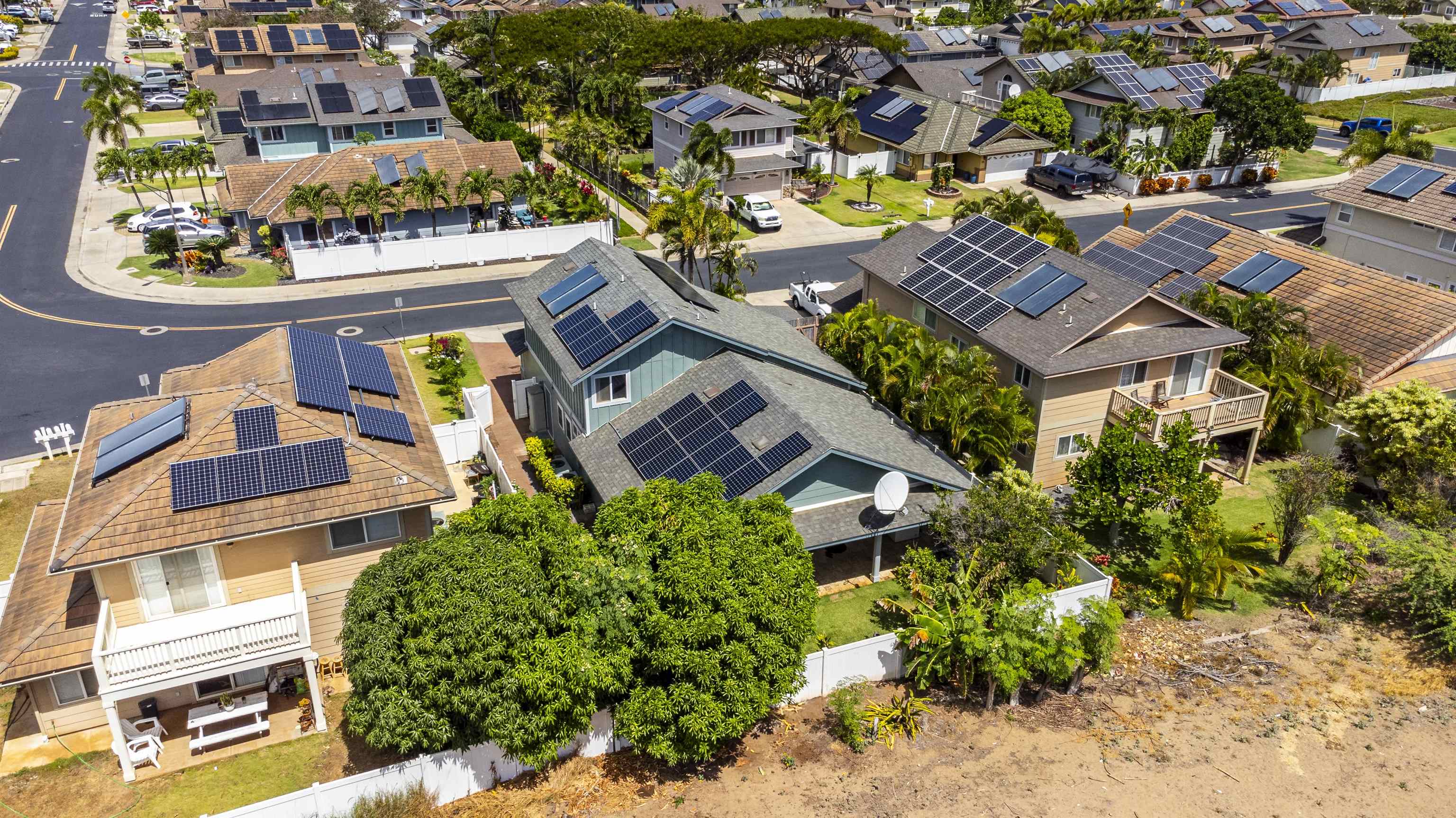 121 Molehulehu Loop Kahului, HI 96732 - Photo 43 of 43 an aerial view of a residential apartment building with a yard and parking spaces