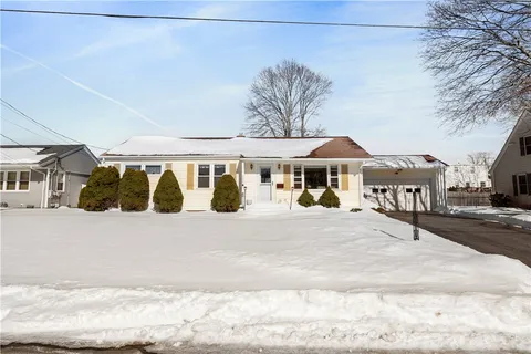 $400,000 | 106 Wannamoisett Road, East Providence, RI 02914