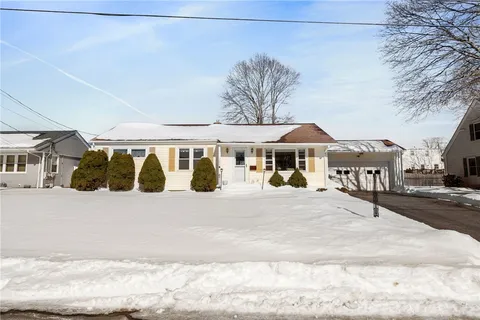 $400,000 | 106 Wannamoisett Road, East Providence, RI 02914