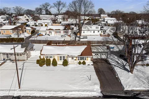 $400,000 | 106 Wannamoisett Road, East Providence, RI 02914