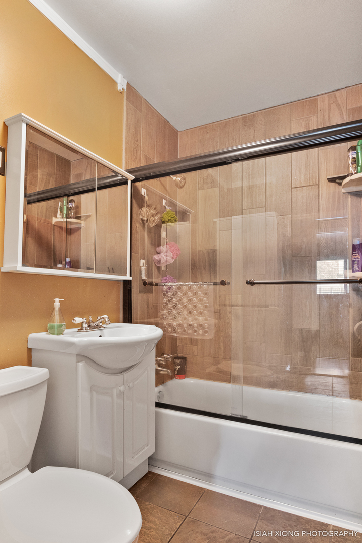 8 Hampton Road Montgomery, IL 60538 - Photo 14 of 26 a bathroom with a sink toilet and shower