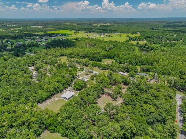 a view of yard with green space