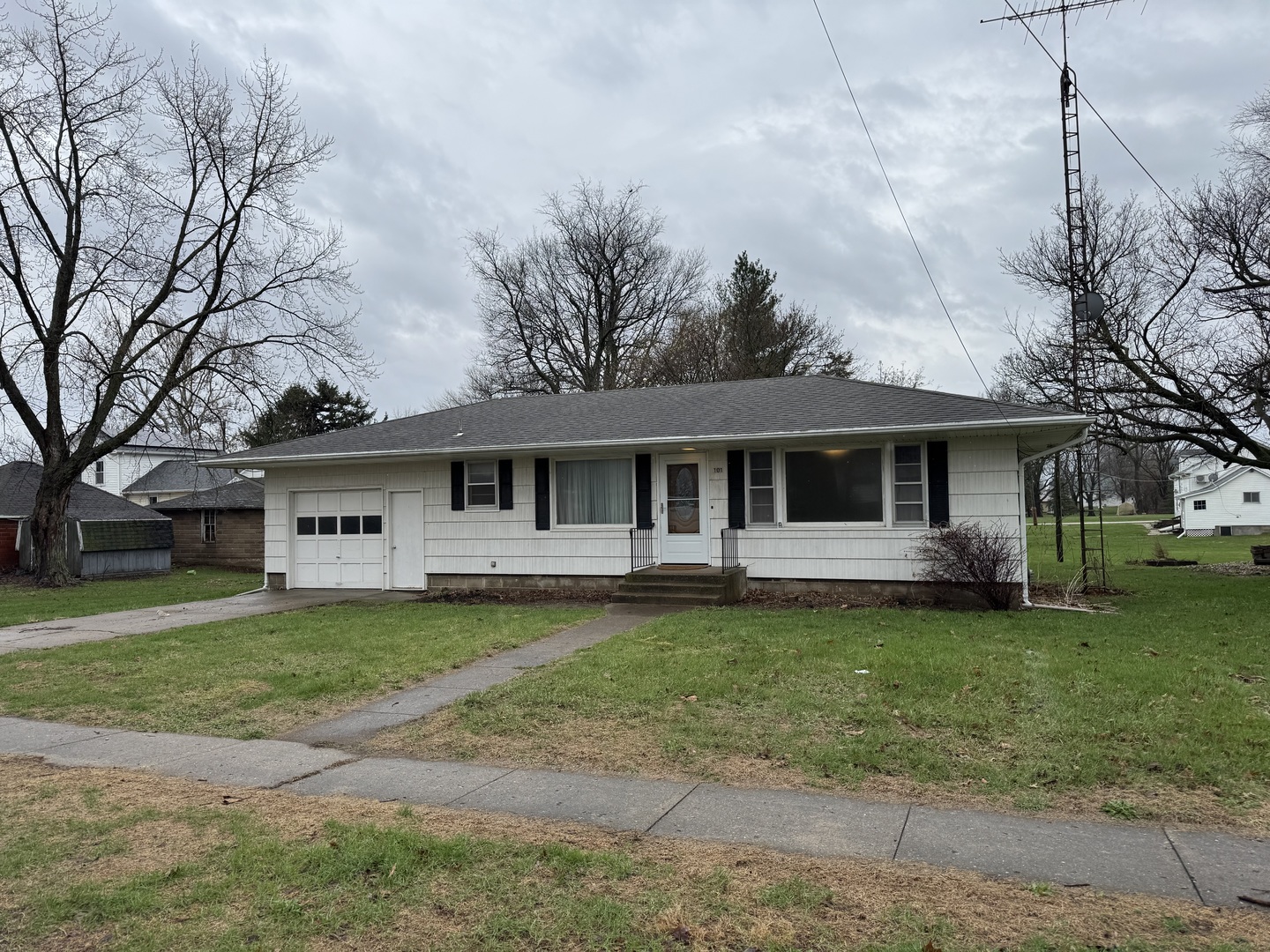 101 West High Street La Moille, IL 61330 - Photo 2 of 34 a front view of a house with a garden