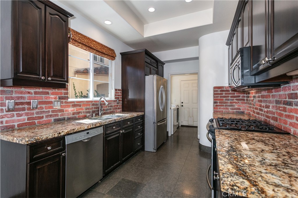 1175 Corte Riviera Camarillo, CA 93010 - Photo 12 of 33