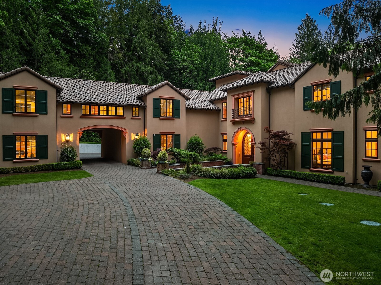 5565 248th Place Southeast Issaquah, WA 98029 - Photo 30 of 33 a front view of a house with garden