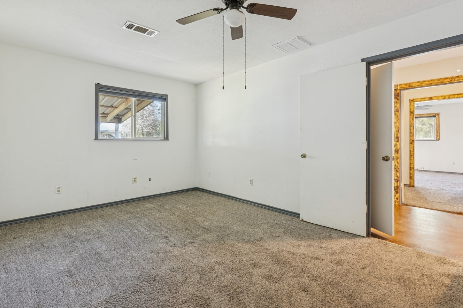 392 Robert E Lee Road Livingston, TX 77351 - Photo 20 of 43 an empty room with a ceiling fan and a window