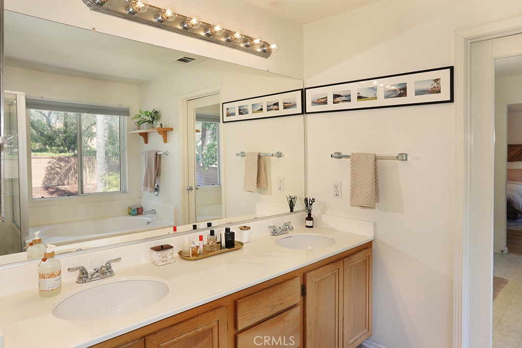 21 Tradition Place Irvine, CA 92602 - Photo 27 of 47 Upstairs full bath