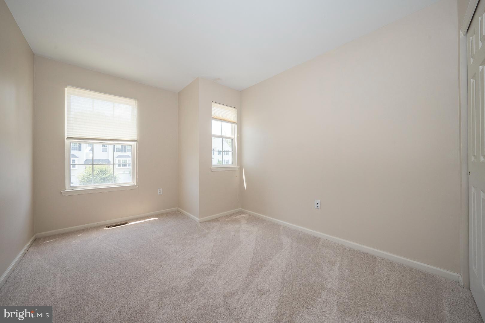 240 Springvalley Way Aston, PA 19014 - Photo 20 of 29 an empty room with windows