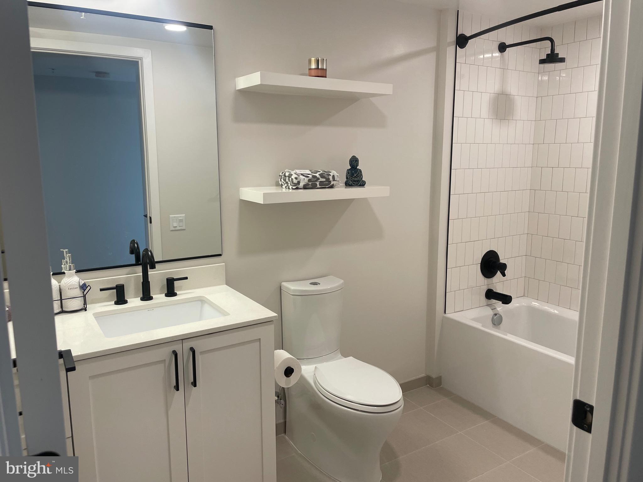 1211 Van Street Southeast, Unit 818 Washington, DC 20003 - Photo 10 of 29 Secondary full bathroom with bath tub.