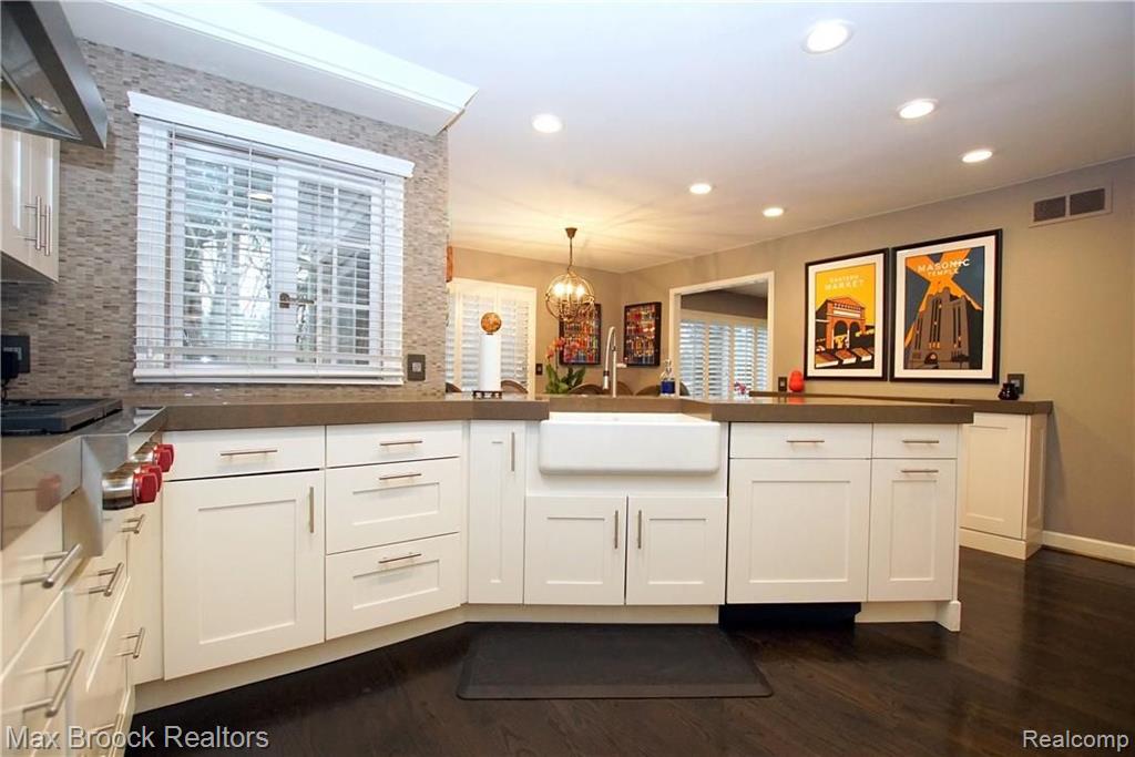 35145 Old Timber Road Farmington Hills, MI 48331 - Photo 13 of 48