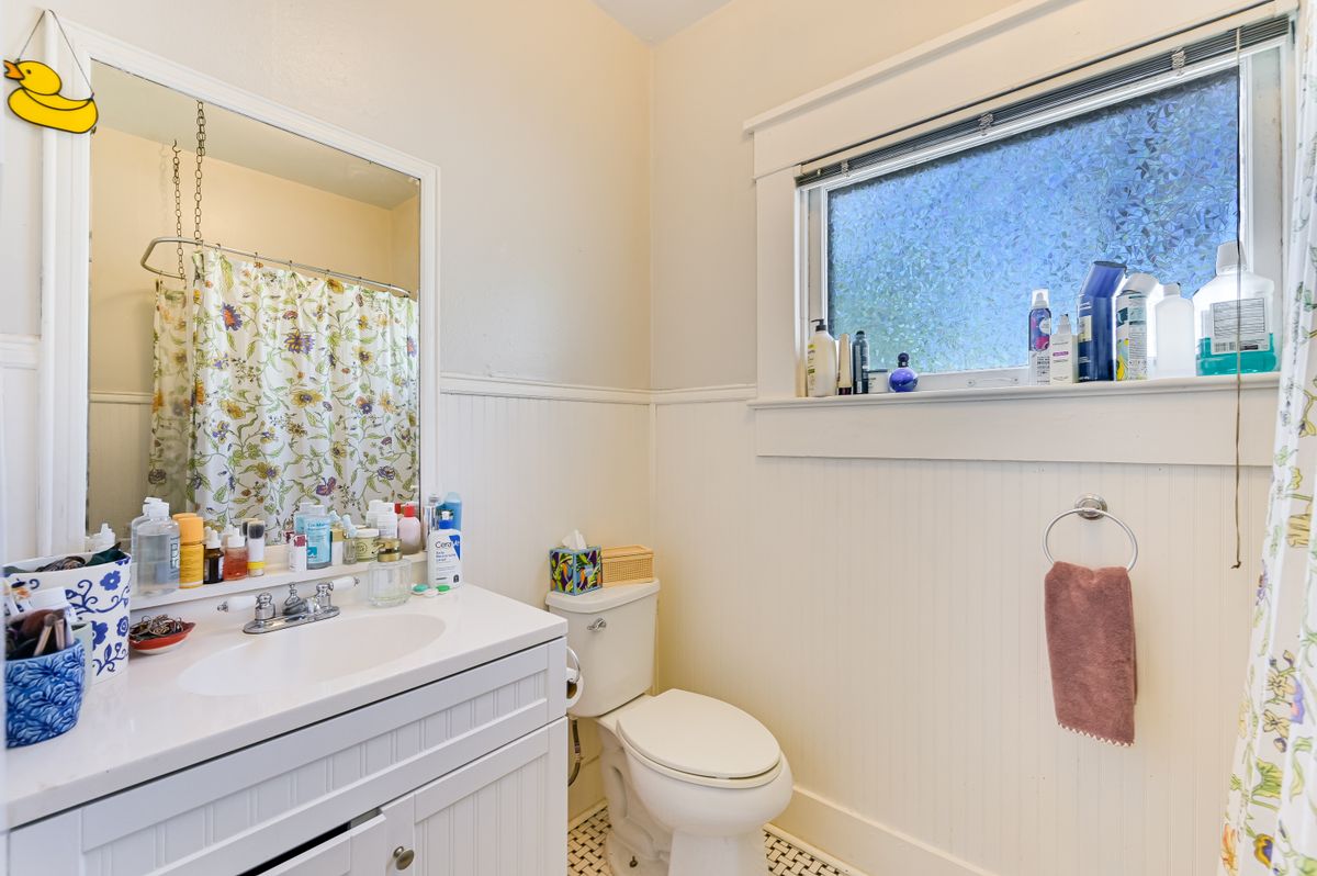 200 West 40th Street Austin, TX 78751 - Photo 40 of 40 Upstairs apartment bathroom
