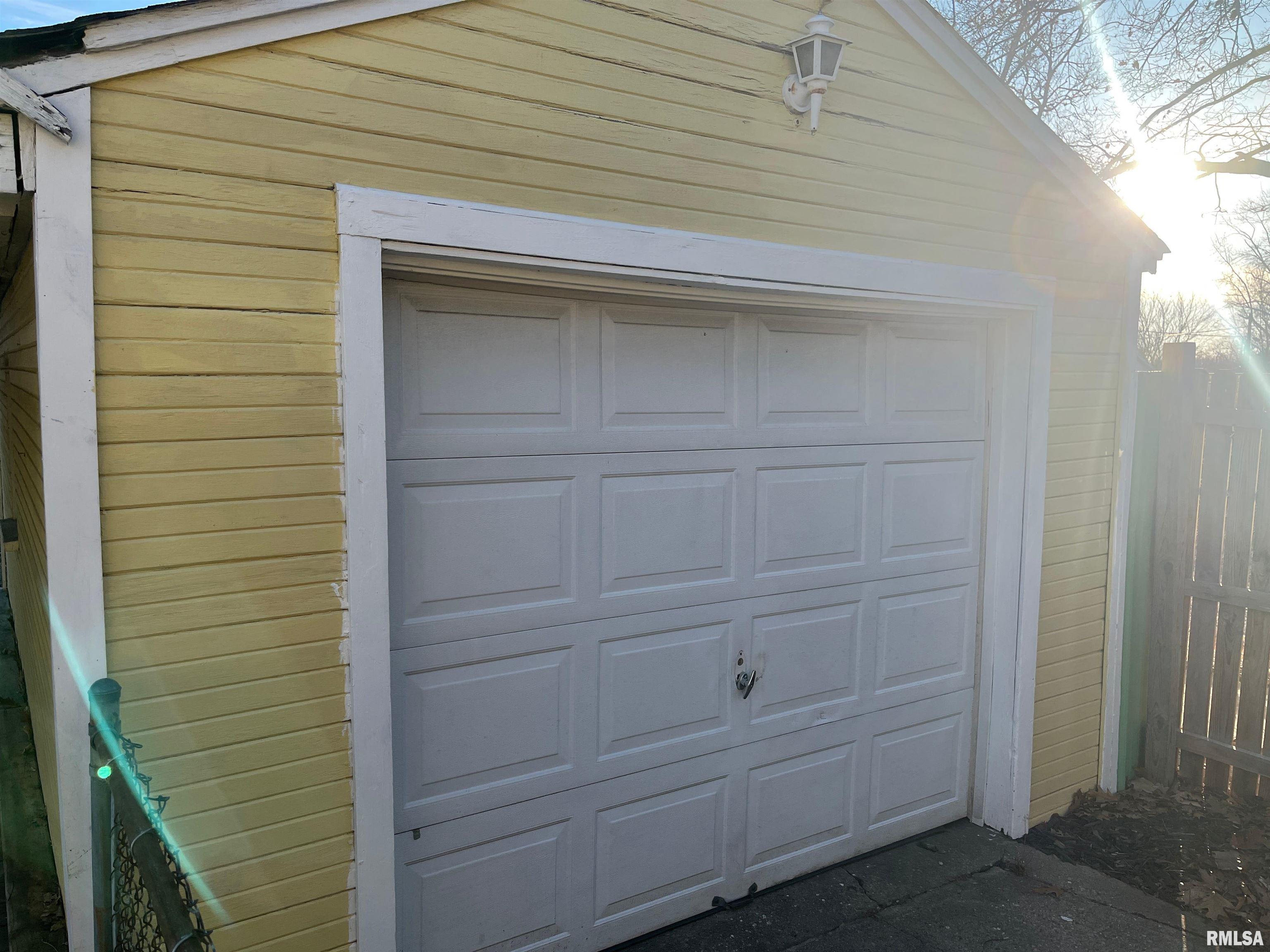 2304 West Proctor Street Peoria, IL 61605 - Photo 2 of 20