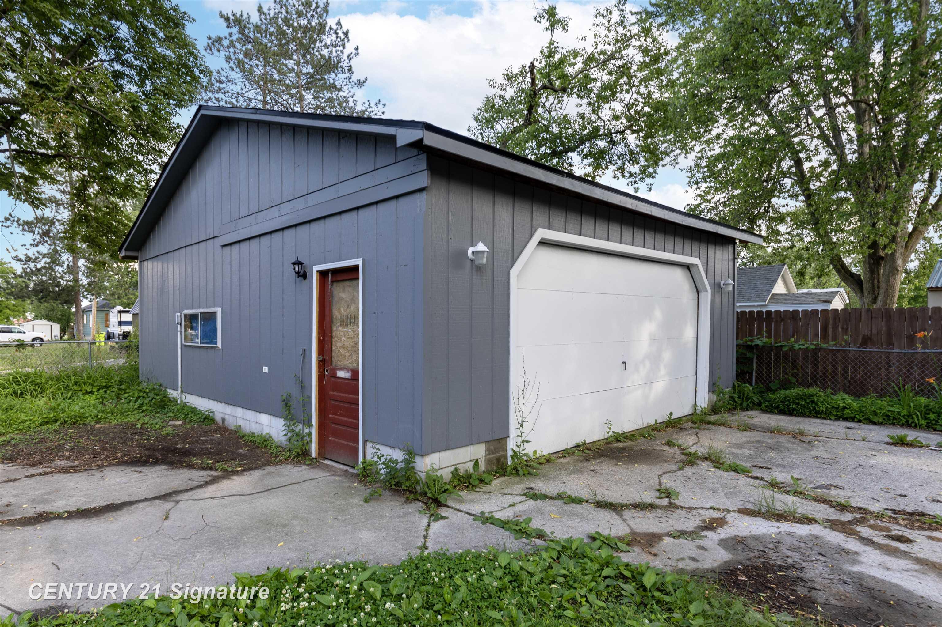611 West 2nd Street Pinconning, MI 48650 - Photo 36 of 38
