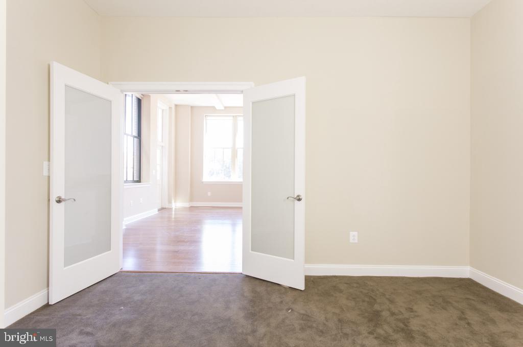 312-22 Walnut Street, Unit G2 Philadelphia, PA 19106 - Photo 9 of 18 an empty room with windows
