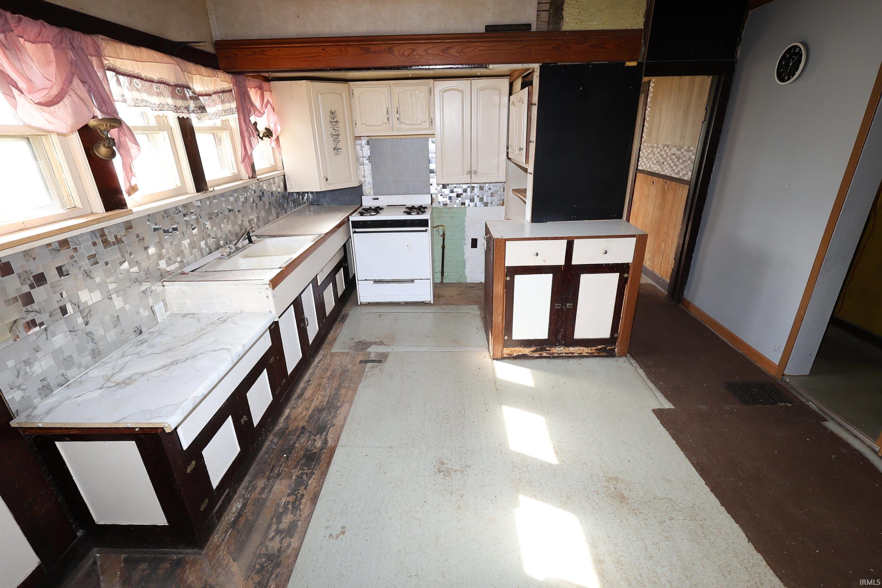 226 West 1st Road La Paz, IN 46536 - Photo 12 of 18