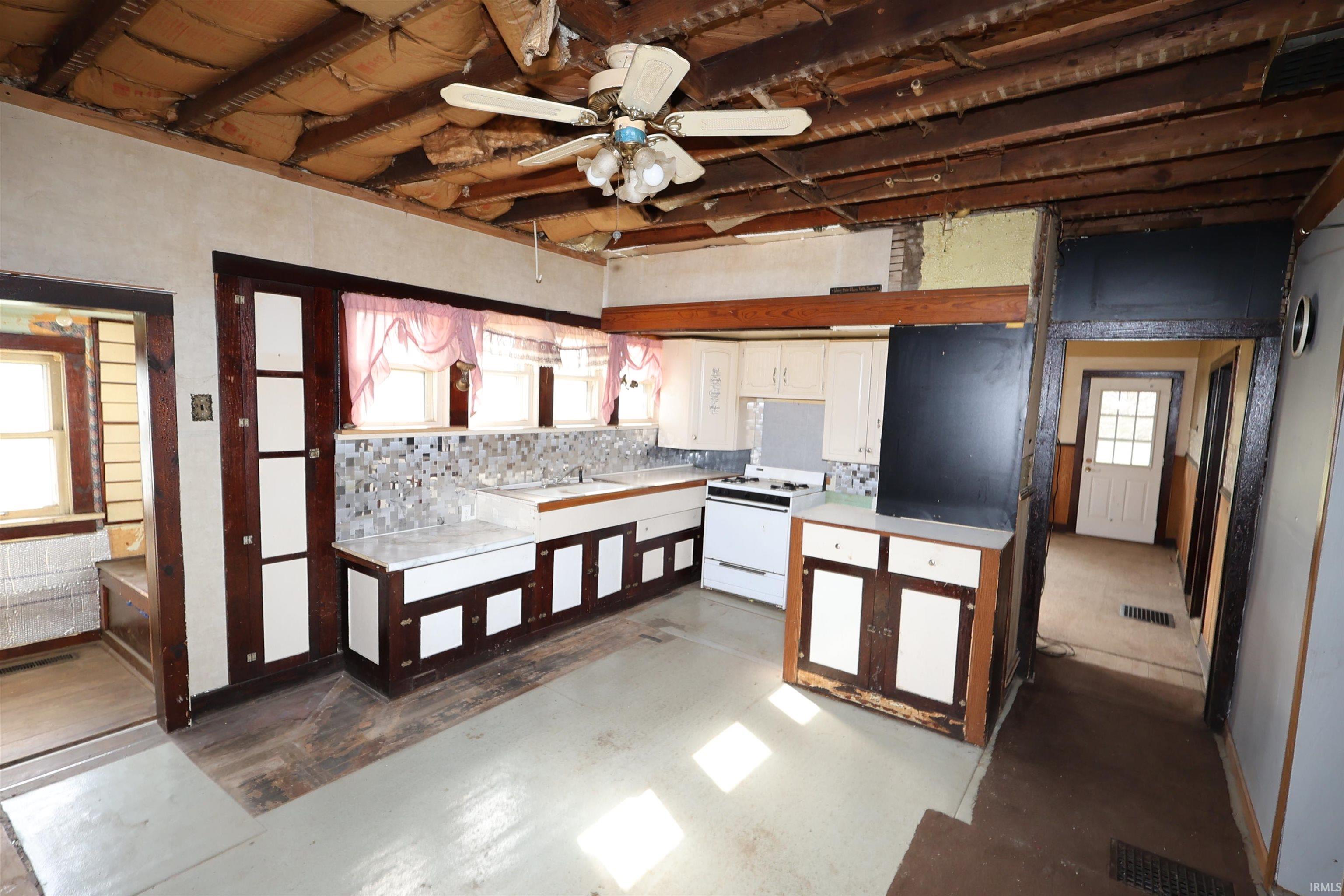 226 West 1st Road La Paz, IN 46536 - Photo 5 of 18