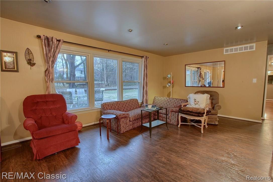 905 North Reading Road Bloomfield Hills, MI 48304 - Photo 14 of 24 Family_Room_2nd_View.jpg
