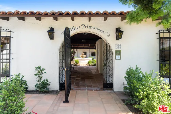 a view of entryway with garden