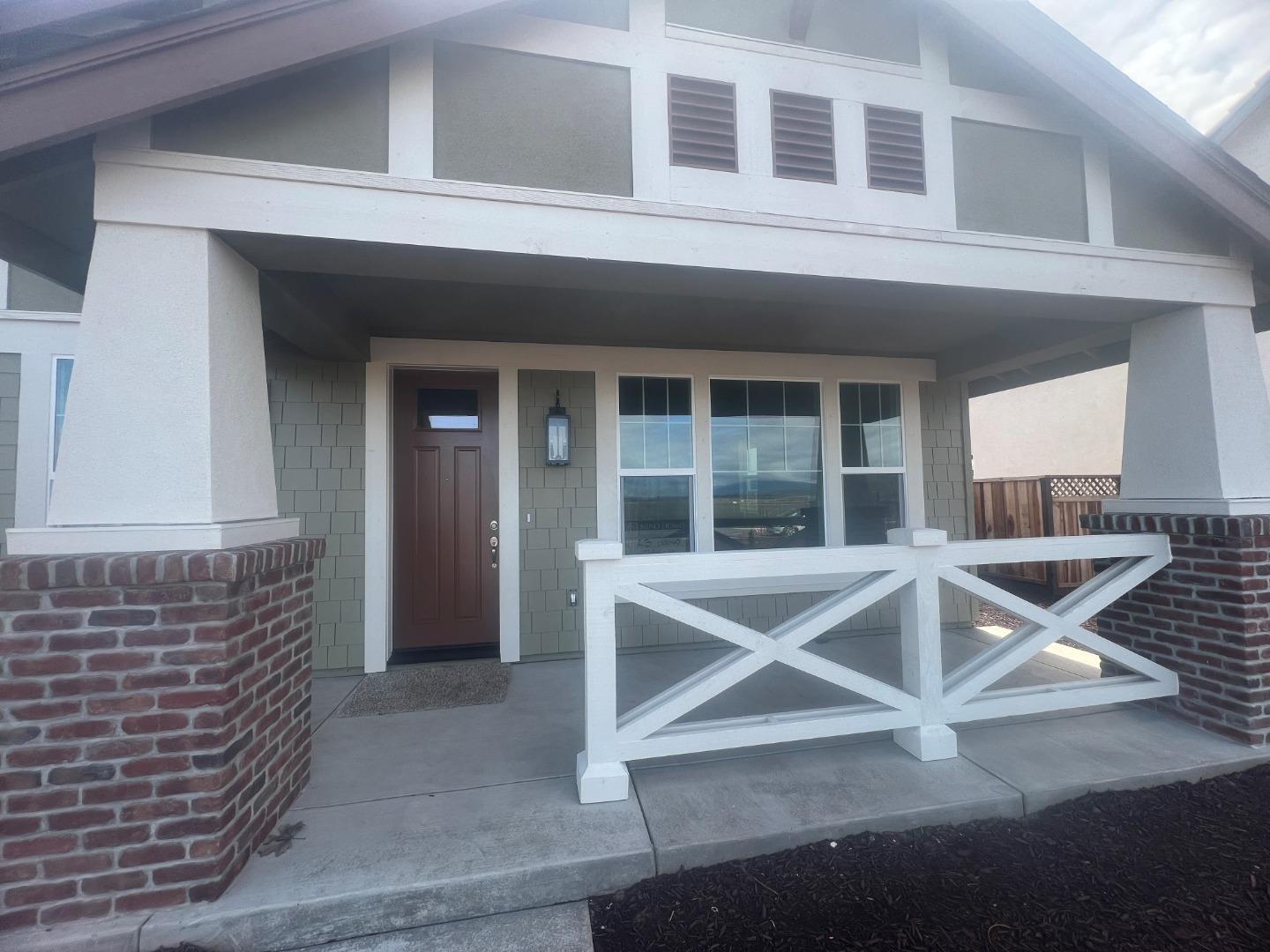 a view of entryway and kitchen