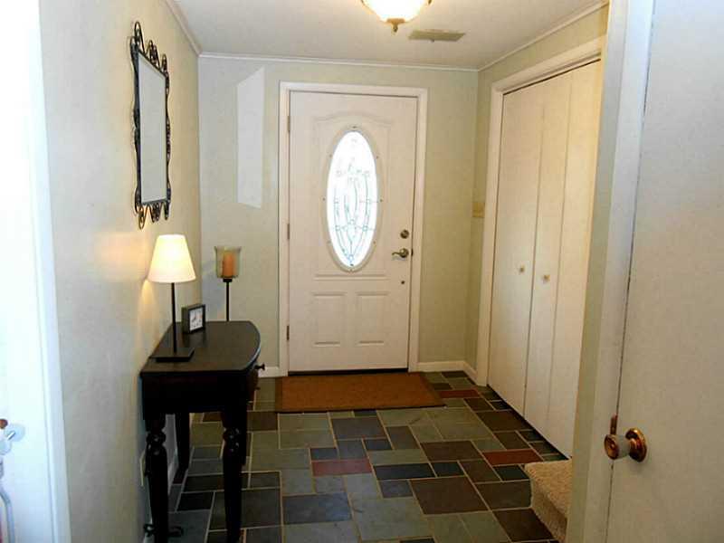 17 Old York Road Washington, PA 15301 - Photo 2 of 18 Entry/Foyer.