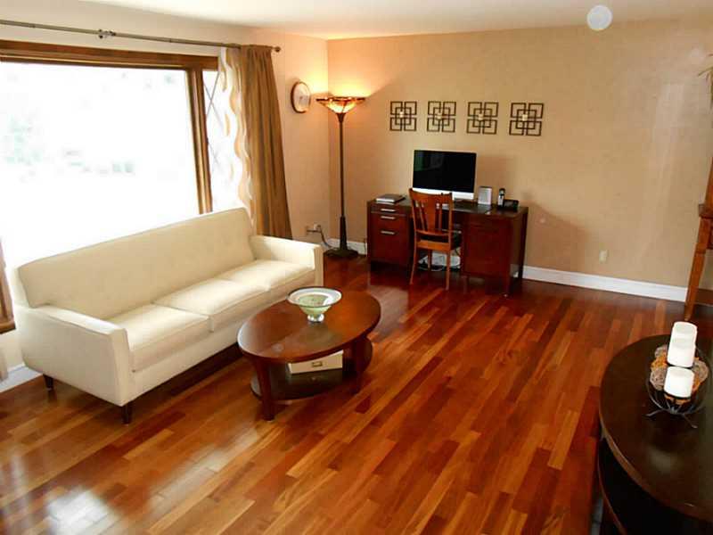 17 Old York Road Washington, PA 15301 - Photo 6 of 18 Living Room.